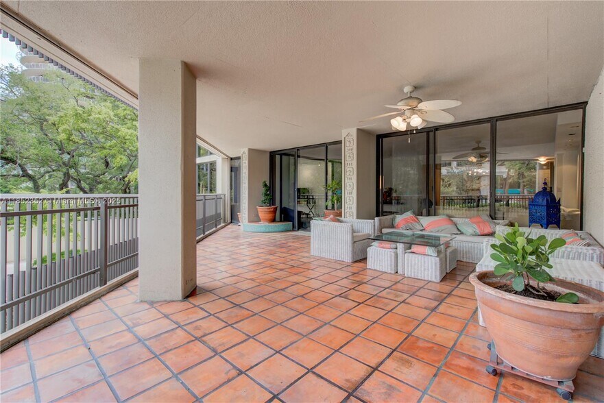 Building Photo - 2901 S Bayshore Dr
