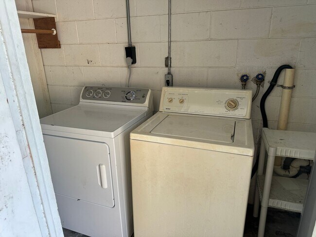 Building Photo - Convenient Leesburg Living – Walk to Leesburg High School!