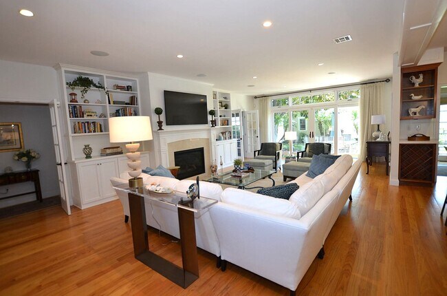 Building Photo - Charming Vacation Home, Furnished 4Bd/3.5Ba Home