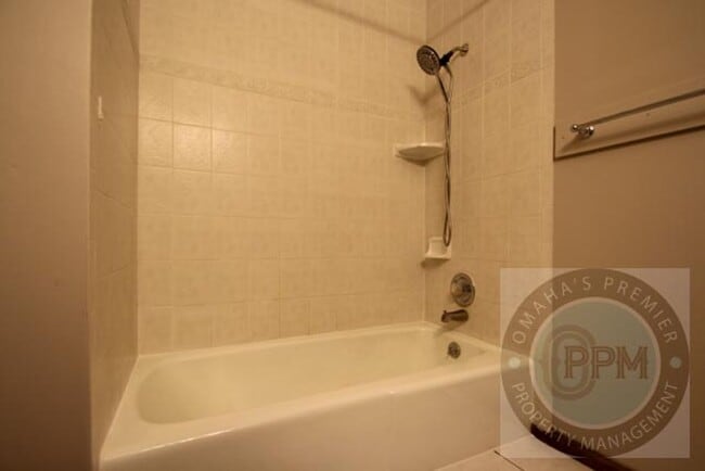 Building Photo - Discover a spacious 3Bd/2.5Ba home