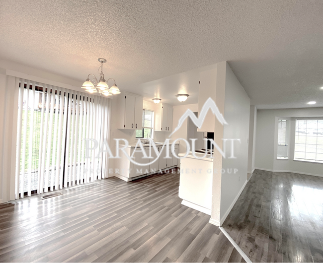 Building Photo - Newly Renovated 3 Bedroom!