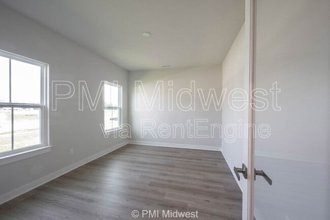 Building Photo - 581 Roosevelt St