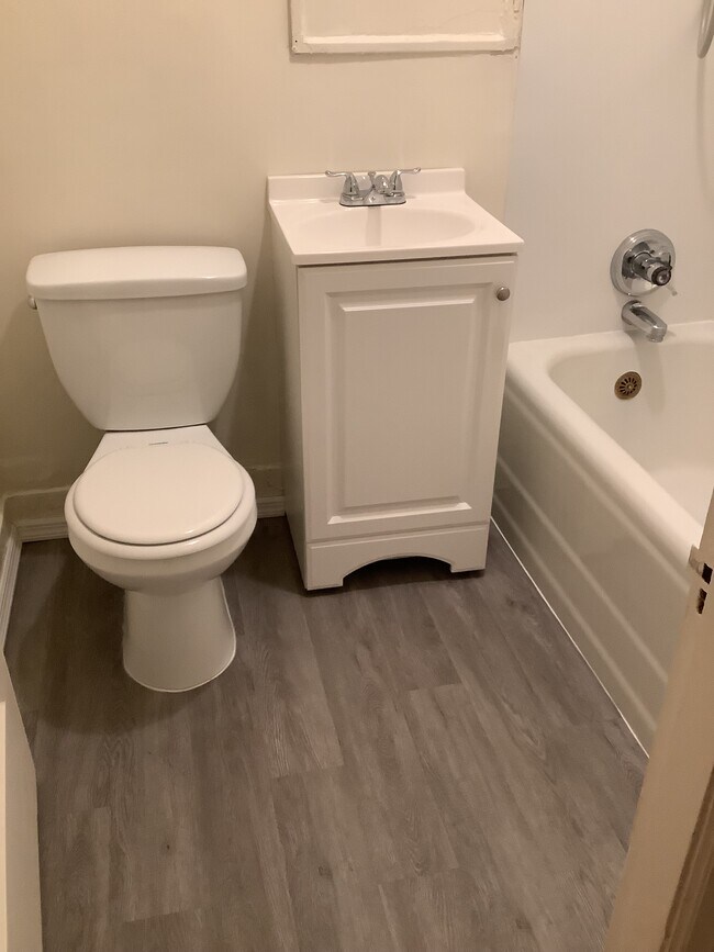 Building Photo - 248 E Birch St