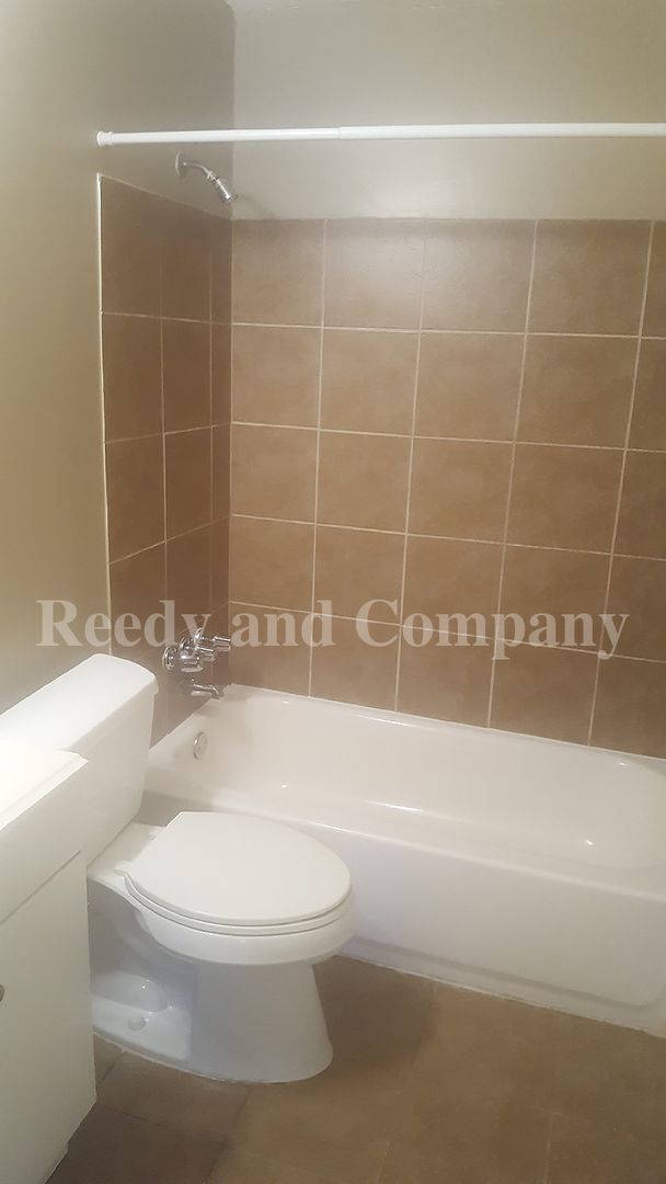 Building Photo - 1645 Kilarney Ave