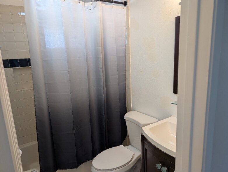 Building Photo - 730 Holly Ave