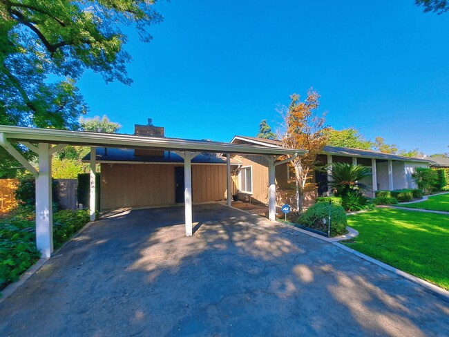 Building Photo - Beautiful Single Level Home on a Half Acre...