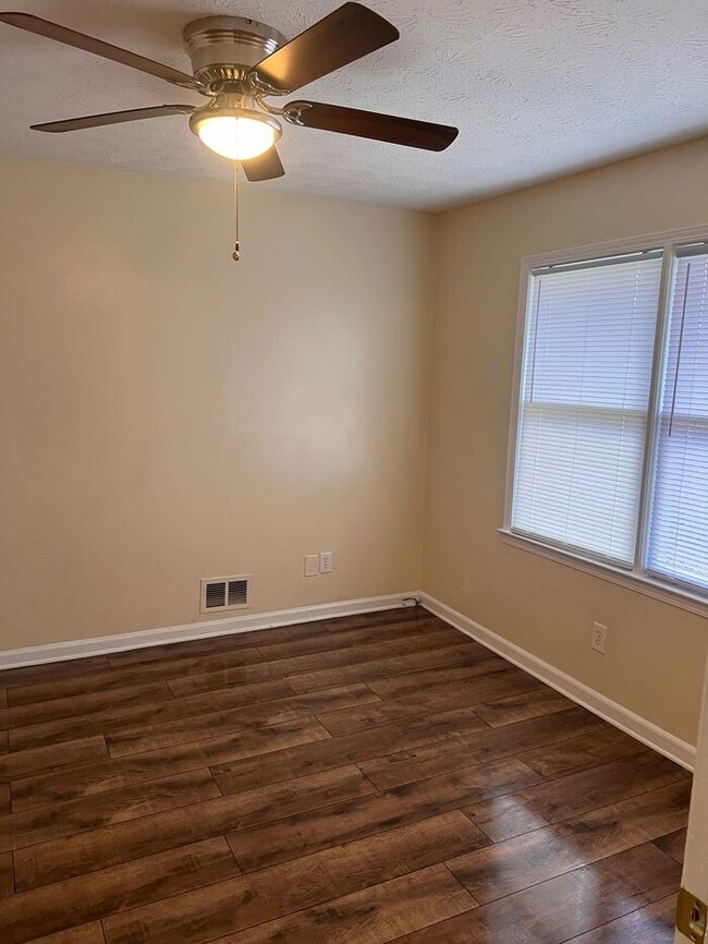 Building Photo - Three Bedroom Townhome Unit