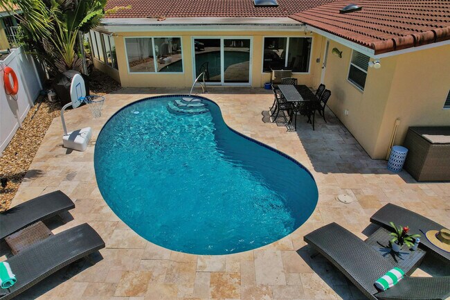 Building Photo - 2051 Coral Reef Dr