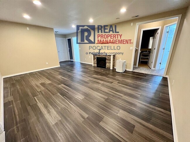 Building Photo - Beautiful 6 Bedroom 3 Bath house - 2 Car Garage - 6 month lease