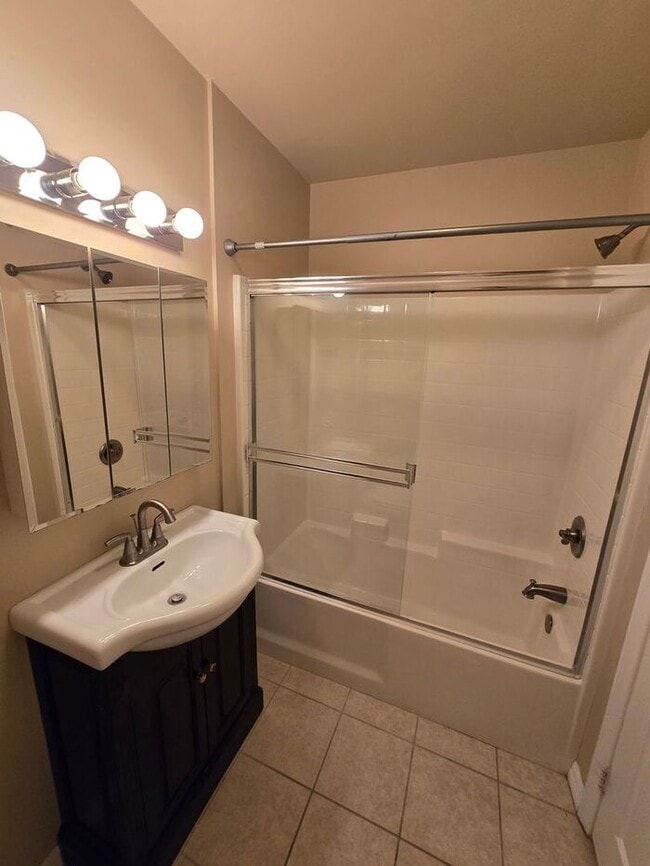 Building Photo - Sunny Top Floor 2BD/2BA Condo in Desirable Balboa Ridge Community in Clairemont