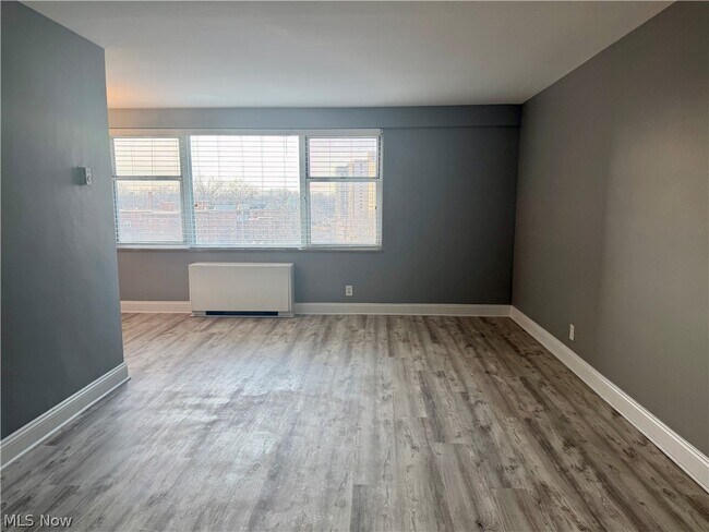 Building Photo - 11850 Edgewater Dr