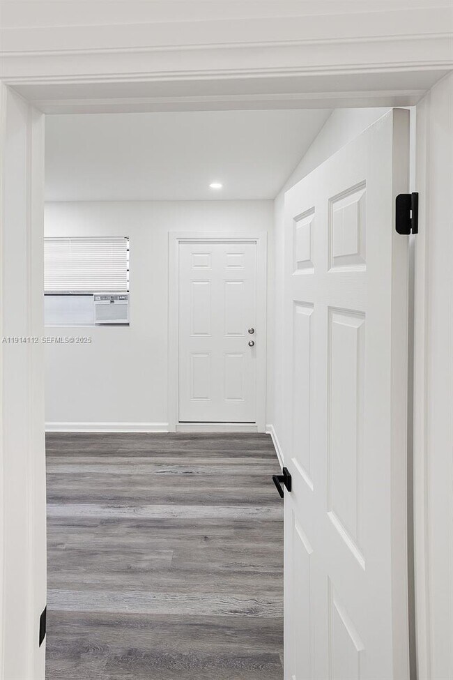 Building Photo - 417 NW 2nd Ave