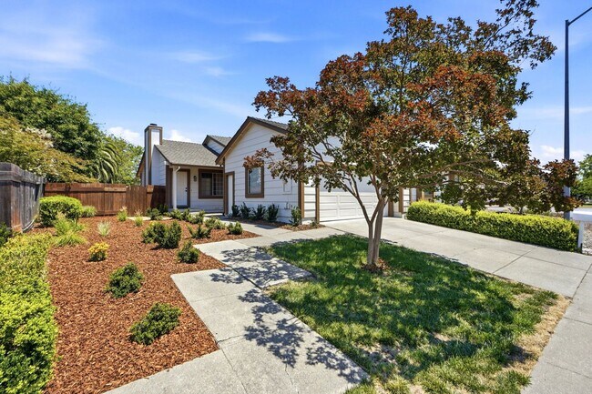 Building Photo - Remodeled 2 Bed, 2 Bath Townhouse in Petaluma's Morningstar Community