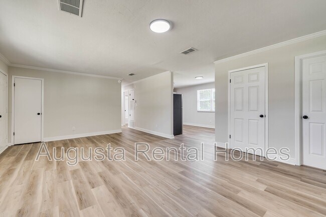 Building Photo - 2404 Southdale Dr