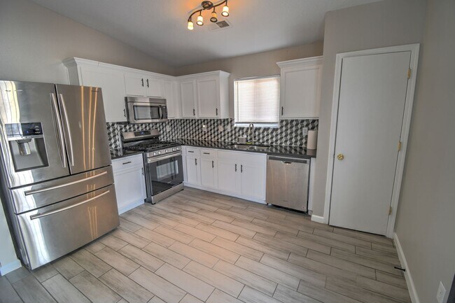 Building Photo - Great 3 Bedroom 2 Bathroom Home !!!!