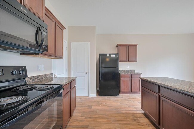 Building Photo - 5123 Oak Briar Ln