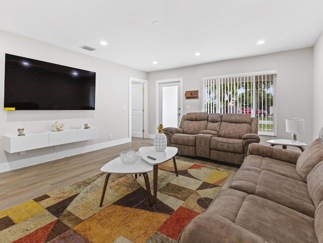 Building Photo - 1322 Riverside Cir