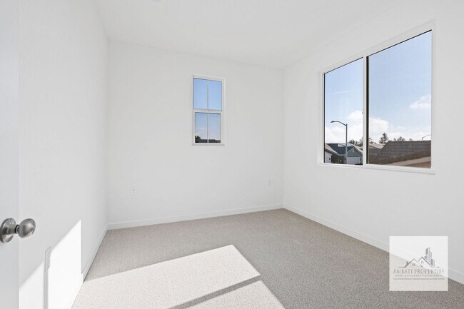 Building Photo - 2272 N Duke Ave