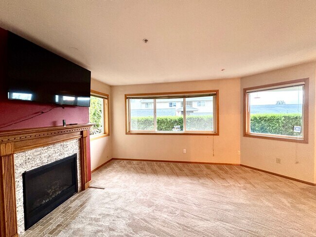 Building Photo - In town Kingston, walking distance to the Seattle and Edmonds ferry, main floor condo