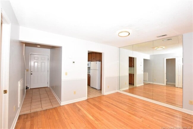 Building Photo - 400 N Steele St