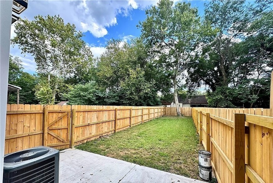 Building Photo - 1130 W High St