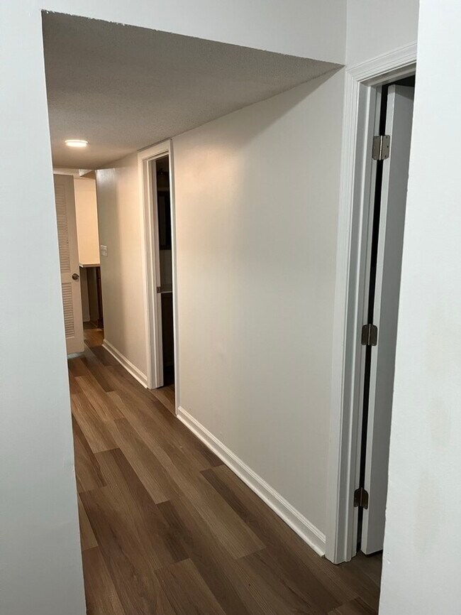 Building Photo - Remodeled Condo overlooking Broad river