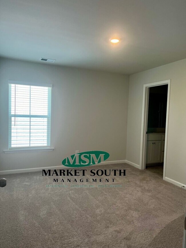 Building Photo - 114 Binscombe Ln