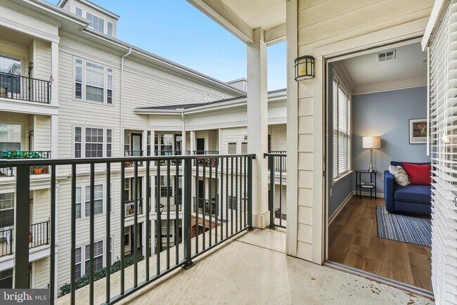 Building Photo - 27 Booth St