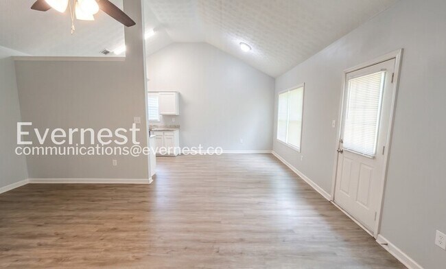 Building Photo - Limited Time Special Offer / 3 Bed, 2 Bath Home with Garage / Pet-Friendly / Available Now!