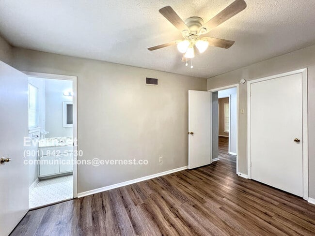Building Photo - 6375 Greenbriar Dr