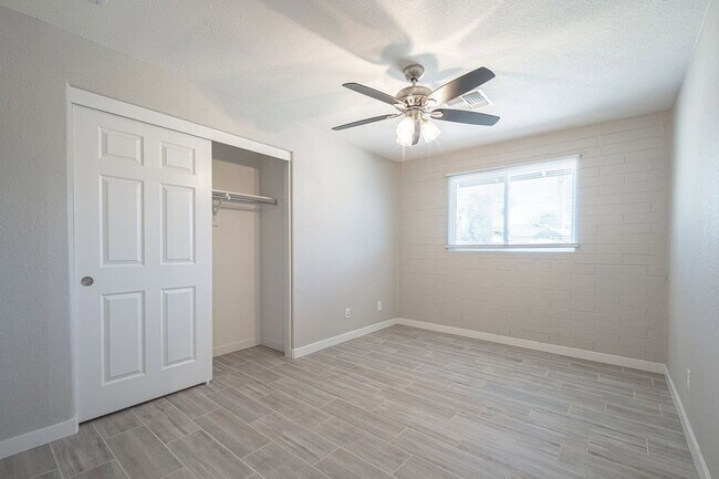 Building Photo - 4002 N 59th Dr