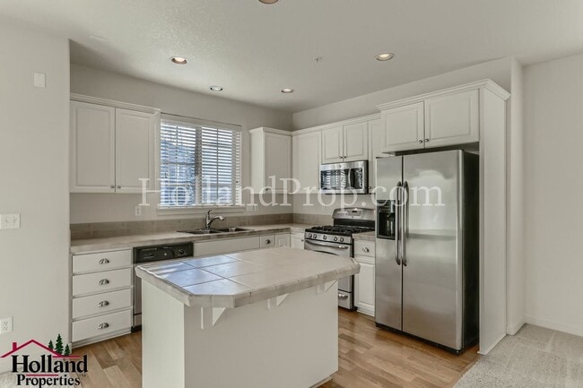 Building Photo - 838 NE Wheelock Pl