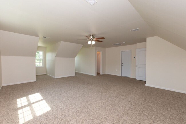 Building Photo - 3 Bedrooms and a bonus room in Richlands (Will include lawn service with increased rents)