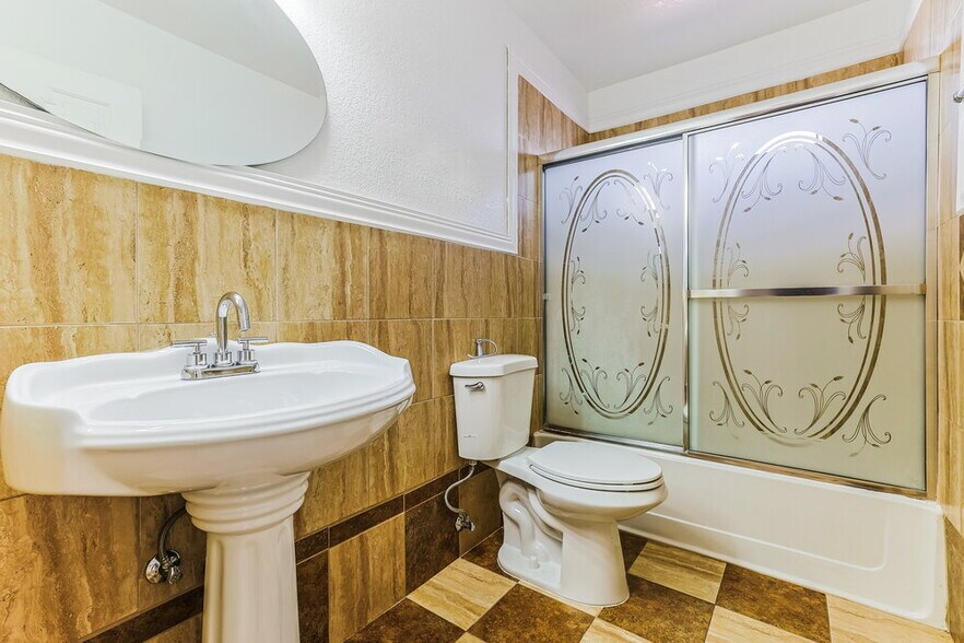 Building Photo - 624 S 75th St