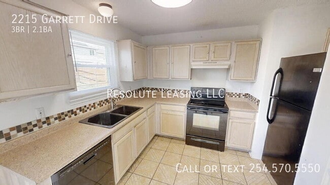 Building Photo - 2215 Garrett Dr