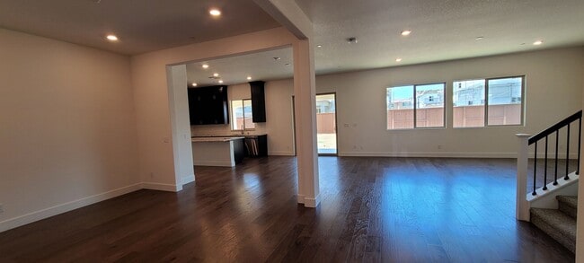 Building Photo - Stunning home with luxurious wood floor and beautiful spacious yard