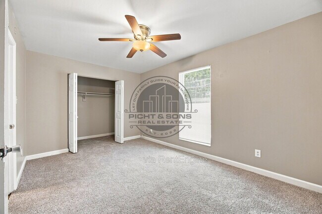 Building Photo - 457 White Dr