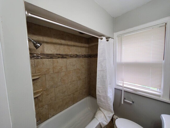 Building Photo - Charming 4-Bedroom Property in Prime Location