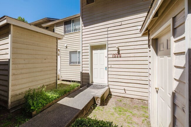 Building Photo - Desireable End Unit, Bremerton Triplex - A...