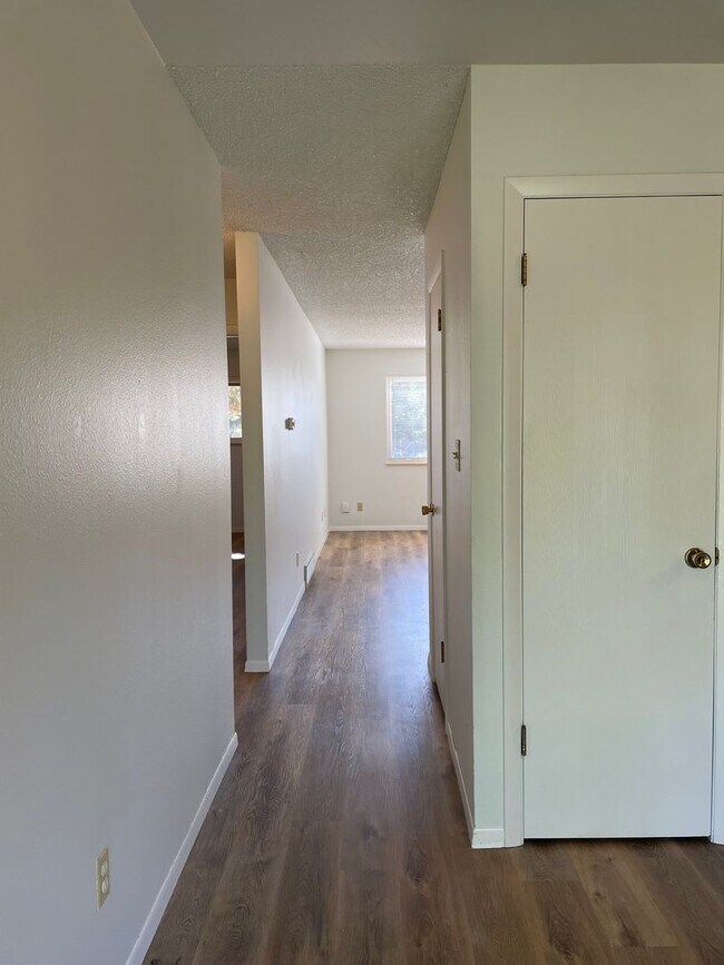 Building Photo - 2143 Ryeland Ln