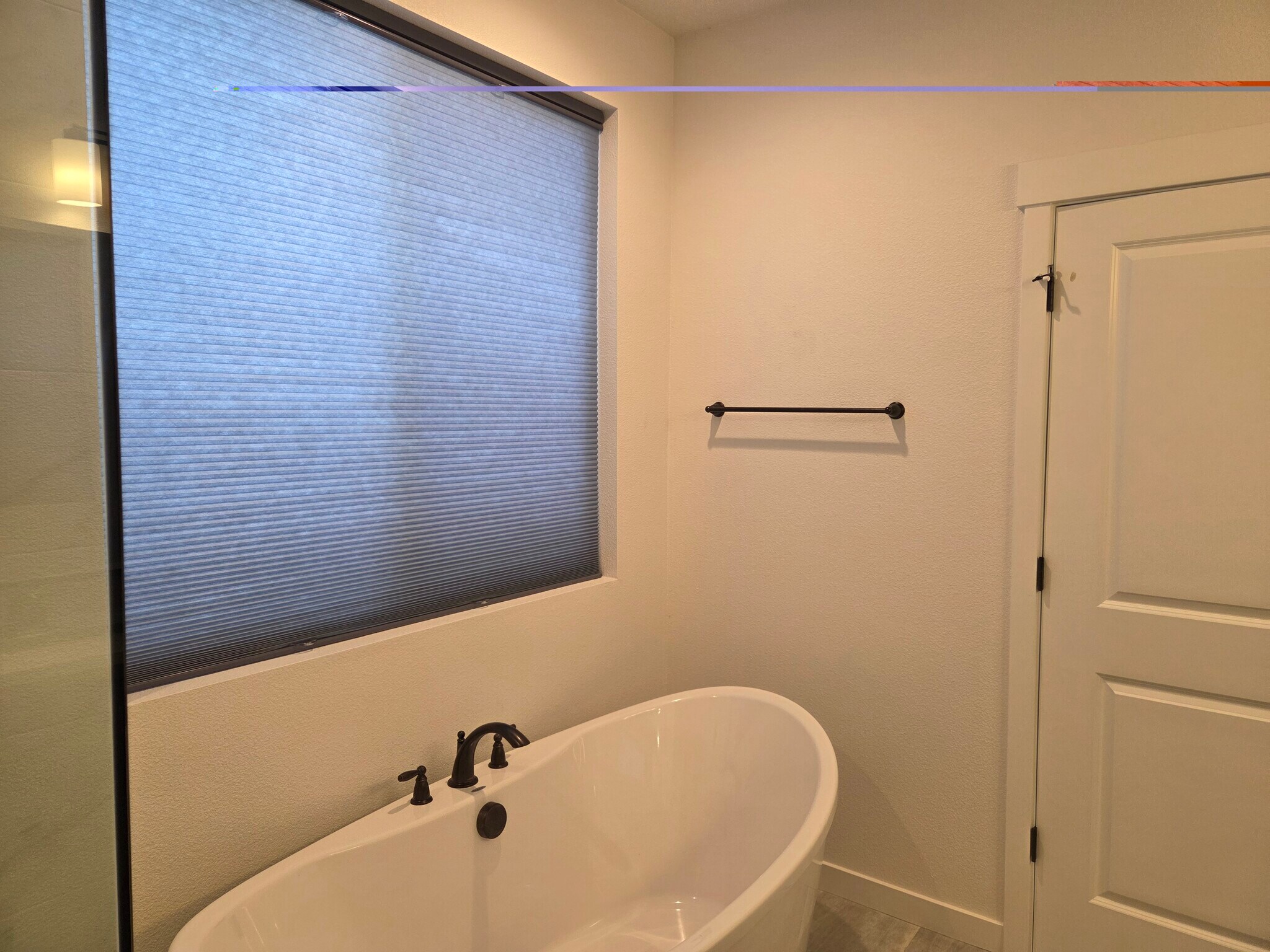 Primary bathroom soaking tub - 5450 NW Stardown Dr