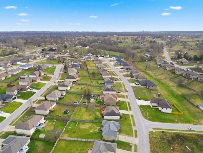 Building Photo - 3 Bedroom | 2 Bathroom | 2 Car Garage | Springfield MO | Fenced Back Yard!