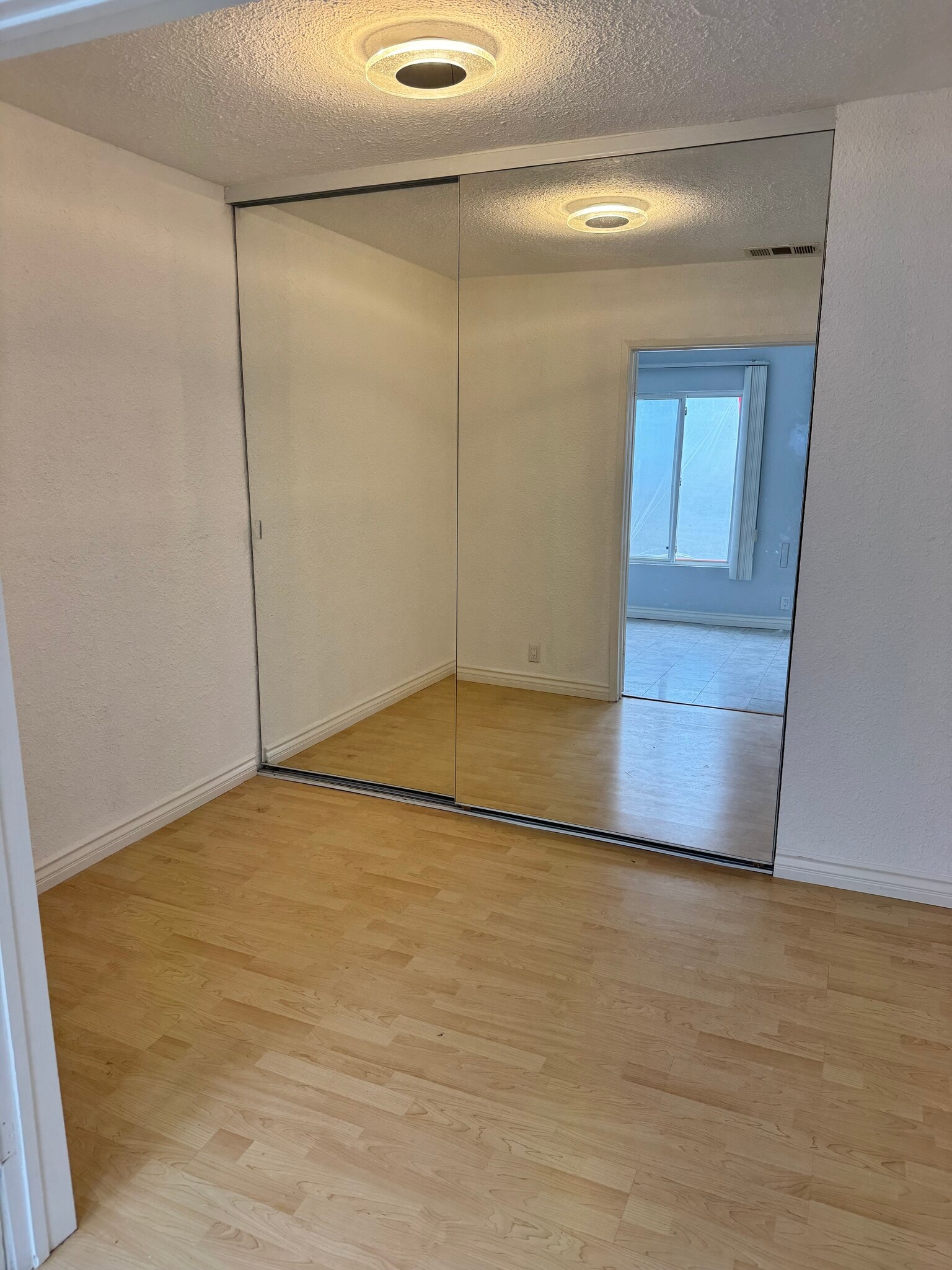 Additional room/office - 14933 Sylvan St