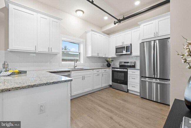 Building Photo - 30 W Broad St