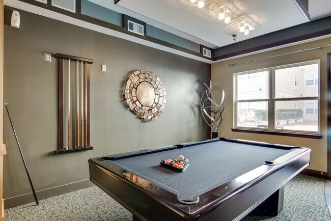 Building Photo - Awesome 1BE/1BA Condo in the heart of West End!