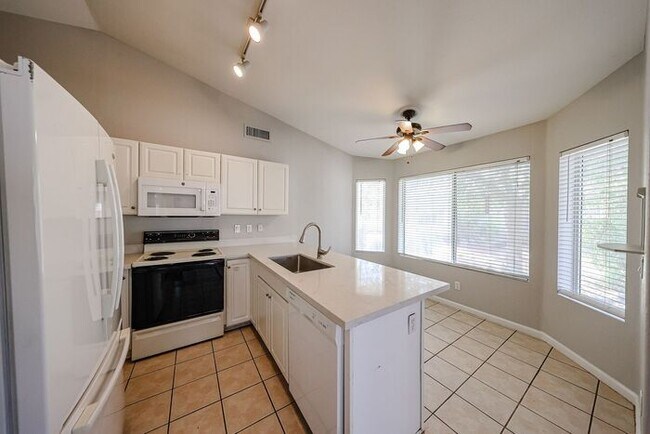 Building Photo - 3 Bed, 2 bath single level home in great C...