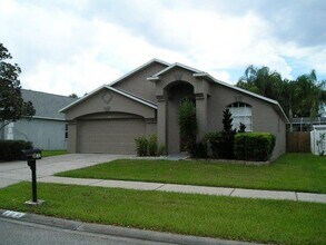 Building Photo - 3-Bed, 2-Bath, 2- Car Garage in Valrico