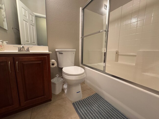 Building Photo - BEAUTIFUL 2 BEDROOM 2 BATHROOM FULLY FURNI...