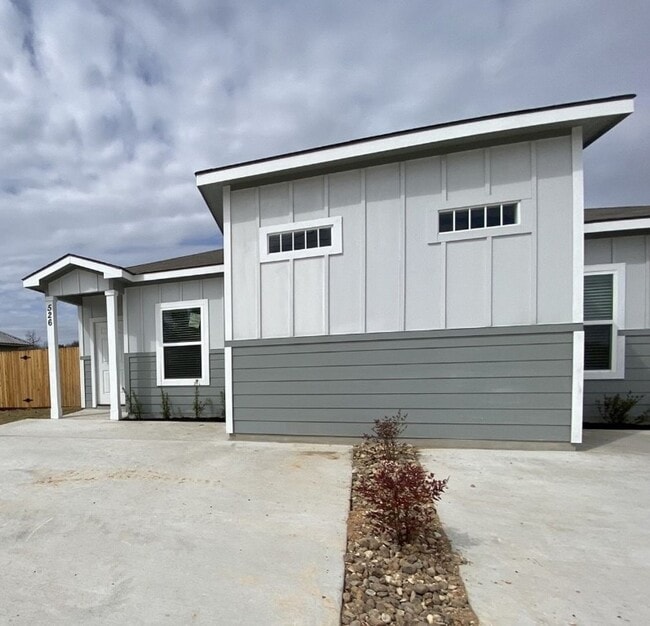 Building Photo - Beautiful Duplex in Seguin!