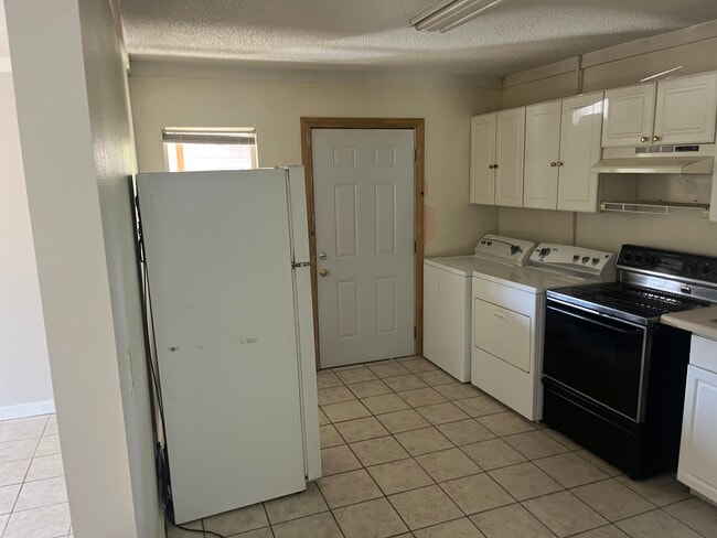 Building Photo - 304 Woodrow St NE